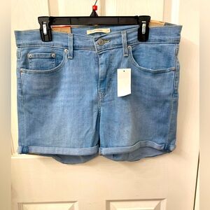 Levi’s shorts mid length size 31